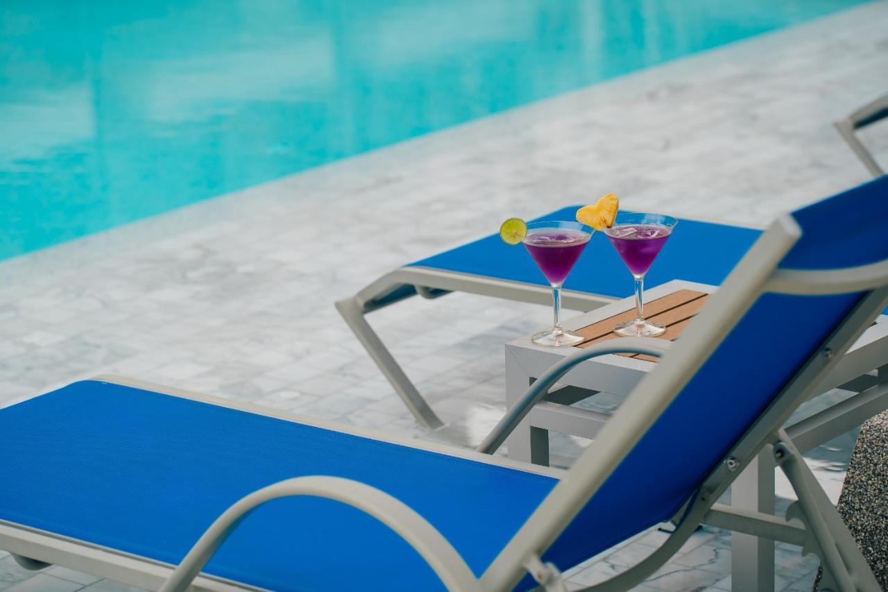 Seabed Grand Hotel Phuket - Sha Extra Plus Εξωτερικό φωτογραφία A poolside table