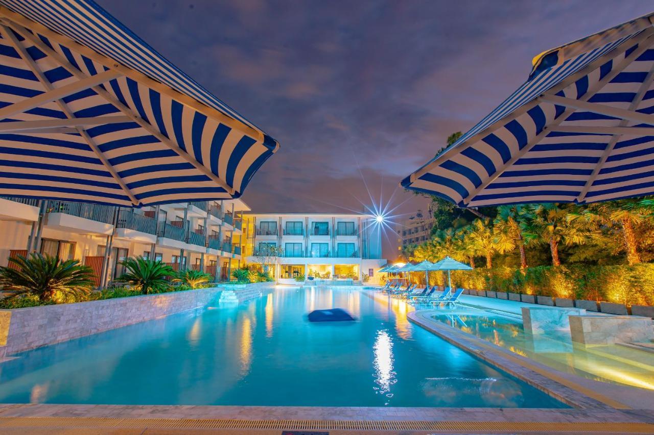 Seabed Grand Hotel Phuket - Sha Extra Plus Εξωτερικό φωτογραφία The swimming pool at the hotel