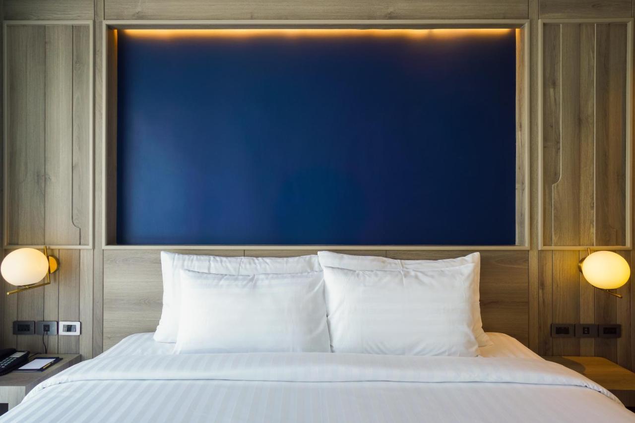 Seabed Grand Hotel Phuket - Sha Extra Plus Εξωτερικό φωτογραφία A bed with two pillows